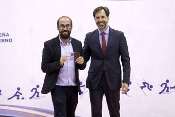 Juanma Bellón recibió el premio concedido a Diario As de manos de Ricardo Echeita.