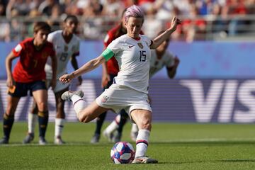 Un penalti muy dudoso señalado por la colegiada húngara, Katalin Kulcsar, que tuvo que revisar en el monitor del VAR para ratificar su decisión y que Megan Rapinoe no desaprovechó.