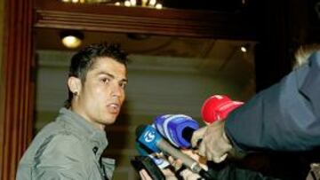 <b>EN COIMBRA. </b>Cristiano habló con los medios de comunicación en la puerta del hotel Quinta das Lágrimas.