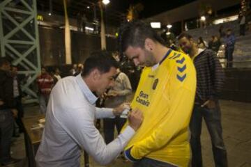 Encuentro con los Ases en el Centro Comercial de Las Terrazas. Javi Guerrero firmando autógrafos.