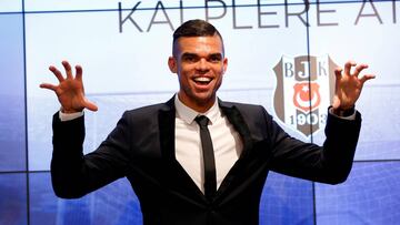 Pepe en la presentaci&oacute;n con el Besiktas