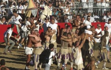 Los jugadores blancos celebran la victoria sobre los verdes.