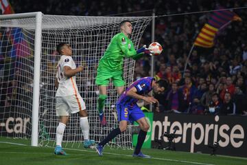 Mostafa Mohamed, I?aki Pe?a y Sergio Busquets.