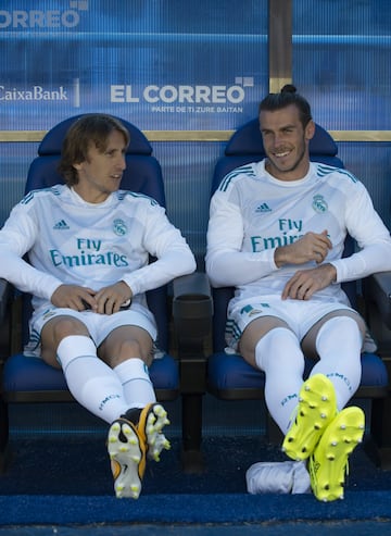 Modric y Bale sentados en el banquillo.