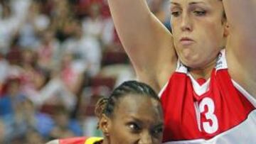 <b>MEJORANDO. </b>Sancho Lyttle, más resolutiva en ataque, intenta penetrar ante la oposición de Kobryn.