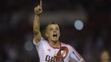 Andres D&#039;Alessandro celebra un gol durante el partido de Copa Libertadores entre River Plate y Trujillanos disputado en el estadio Monumental de Buenos Aires.