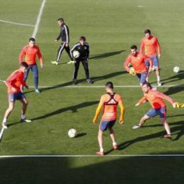 El técnico vasco priorizó dosificar esfuerzos a la táctica a emplear contra el Eibar. El equipo realizó una suave sesión ayer por la tarde en la Ciudad Deportiva de Paterna.