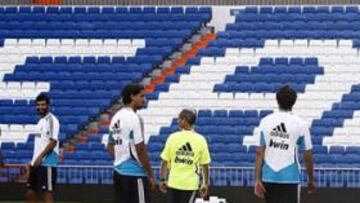 <b>REGRESO. </b>Los madridistas se entrenaron ayer en el Bernabéu desde las 18:00h. Un centenar de aficionados aclamaron al equipo al llegar.