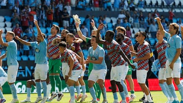 Los jugadores del Celta celebran con sus aficionados en Balaídos el triunfo ante el Valladolid.