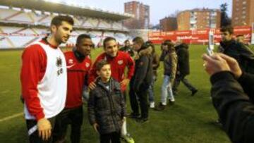 JORNADA DE PUERTAS ABIERTAS. Un centenar de personas acudieron al entrenamiento del Rayo. A su término, los niños pudieron hacerse fotos con los jugadores.