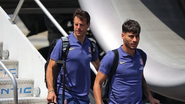 Soccer Football - 2025 Club World Cup - Atletico Madrid arrive in Los Angeles ahead of Club World Cup - Los Angeles, California, U.S. - June 10, 2025 Atletico Madrid's Cesar Azpilicueta and Carlos Dominguez arrive in Los Angeles ahead of Club World Cup REUTERS/Daniel Cole