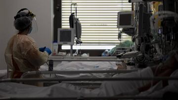 Un sanitario atiende a un paciente en la Unidad de Cuidados Intensivos (UCI) dedicada a enfermos de coronavirus del Hospital Universitario Ramón y Cajal, en Madrid (España), a 8 de octubre de 2020.
