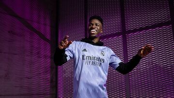 Vinicius, con la nueva segunda equipación del Real Madrid.