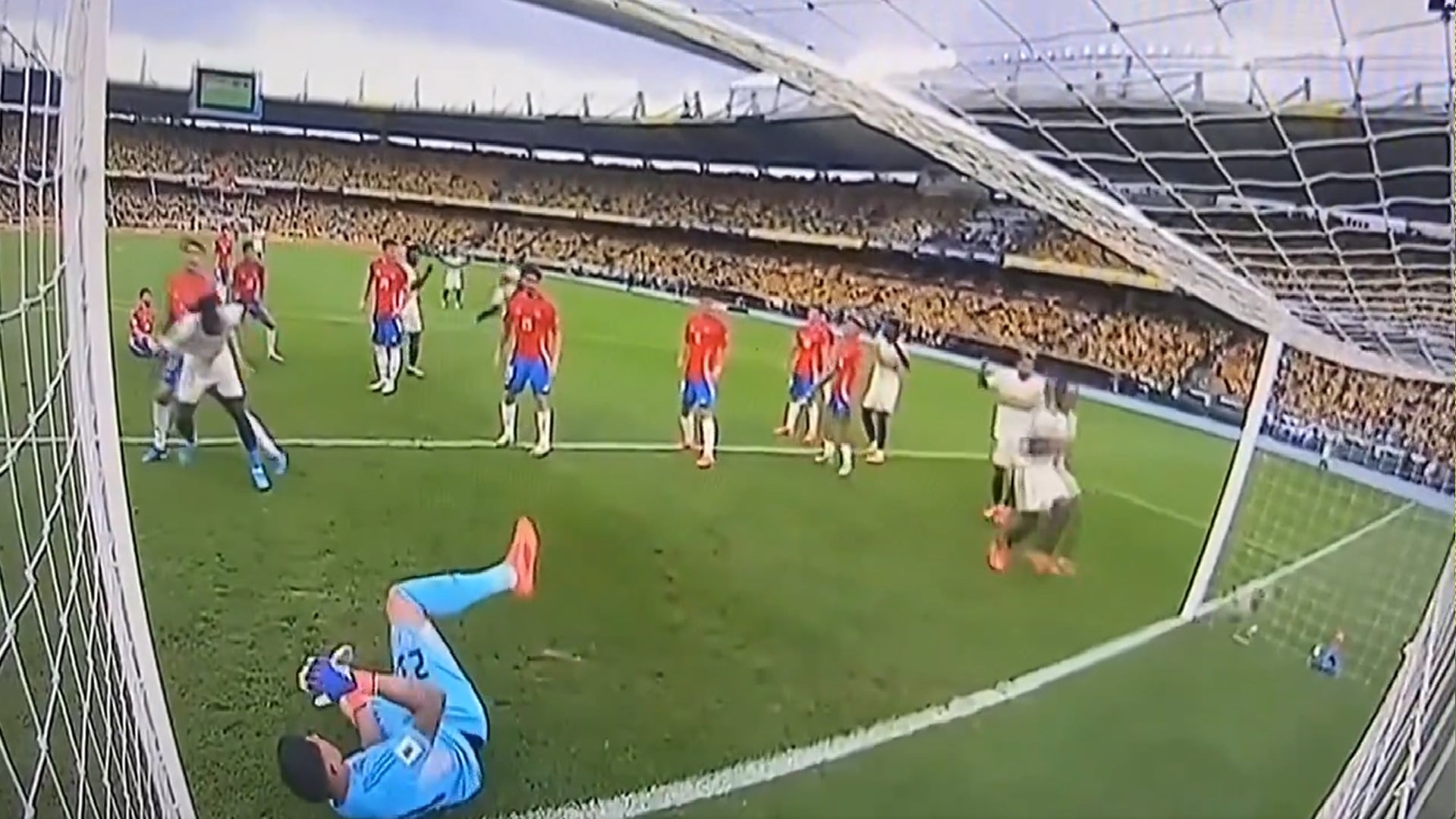 Esto grafica lo que es el Chile actual: ¡el gol de Colombia fue de rebote!