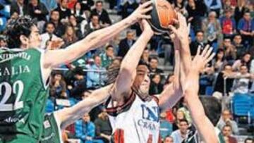 <b>SCOLA, EL SEÑOR DE LA PINTURA.</b> Luis Scola volvió loca en la pintura a la defensa del Caja San Fernando. Anotó (23 puntos), pero también creó juego (5 asistencias). El único pero para los baskonistas es que apenas descansó: 35 minutos.