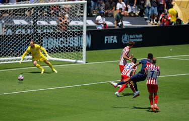 Vuelve a castigar el campeón de Europa. Jugada embarullada en el área rojiblanca, con la pasividad defensiva del Atlético de Madrid, la cual aprovechó Mayulu cazando un balón suelto, sacándose un poderoso disparo para batir a Oblak.