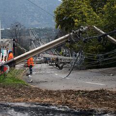 Sernac le da a conocer a los alcaldes de Santiago las compensaciones de Enel por el corte de luz: monto confirmado