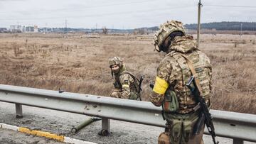 Dos soldados del ejercito ucraniano caminan por una carrtera de Irpin, a 4 de marzo de 2022, en Irpin (Ucrania). Ucrania cumple nueve d&iacute;as sumida en un conflicto b&eacute;lico tras el inicio de los ataques por parte de Rusia, el pasado 24 de febrer