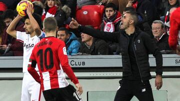 Gaizka Garitano ante el Sevilla.