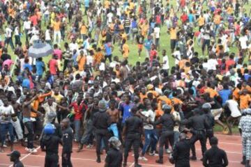 El público invadió el estadio Felix Houphouet-Boigny tras el encuentro de clasificación para la Copa Africana entre Costa de Marfil y Camerún.