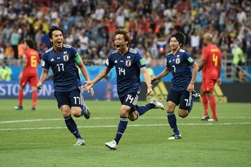 0-2. Takashi Inui celebró el segundo gol.