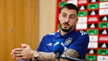 Joselu Mato añora al Real Madrid. No se arrepiente de la decisión tomada hace tres meses, la de cerrar un sueño ante la llegada de Kylian Mbappé y Endrick, pero siente añoranza tras saborear el año de su carrera. Aún impactado por la lesión de Dani Carvajal, lanza un mensaje a los que tras un mal resultado apuntan al entrenador: "Dudar de Ancelotti sería un error". La vida de Joselu ha cambiado radicalmente. De Madrid a Doha. De clasificar con sus goles al Real Madrid a la final de la 'Champions' a marcar para el Al-Gharafa. Nada que no haya vivido desde los primeros pasos de su carrera un futbolista acostumbrado a los cambios, que se mantiene en la selección española. Desde la concentración, en una charla sosegada con EFE, analiza el arranque irregular de curso del conjunto madridista.