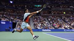 Carlos Alcaraz golpea la bola en las semifinales del US Open ante Tiafoe.