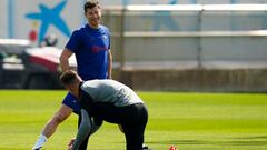 GRAFCAT9538. SANT JOAN DESPÍ (BARCELONA), 25/04/2023.- Los jugadores del FC Barcelona, Robert Lewandowski y Marc-André ter Stegen, durante el entrenamiento que el equipo azulgrana ha realizado este martes en la ciudad deportiva Joan Gamper previo al partido de LaLiga que mañana disputarán contra el Rayo Vallecano. EFE/Enric Fontcuberta.
