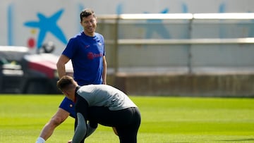 GRAFCAT9538. SANT JOAN DESPÍ (BARCELONA), 25/04/2023.- Los jugadores del FC Barcelona, Robert Lewandowski y Marc-André ter Stegen, durante el entrenamiento que el equipo azulgrana ha realizado este martes en la ciudad deportiva Joan Gamper previo al partido de LaLiga que mañana disputarán contra el Rayo Vallecano. EFE/Enric Fontcuberta.