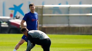 GRAFCAT9538. SANT JOAN DESPÍ (BARCELONA), 25/04/2023.- Los jugadores del FC Barcelona, Robert Lewandowski y Marc-André ter Stegen, durante el entrenamiento que el equipo azulgrana ha realizado este martes en la ciudad deportiva Joan Gamper previo al partido de LaLiga que mañana disputarán contra el Rayo Vallecano. EFE/Enric Fontcuberta.
