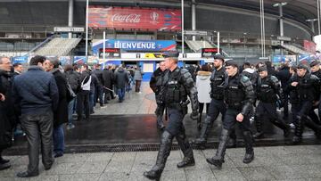 Polic&iacute;a en los aledanos de Saint-Denis.