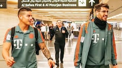 El colombiano James Rodr&iacute;guez junto al espa&ntilde;ol Javi Mart&iacute;nez en su arribo a Doha para la pretemporada invernal con el Bayern M&uacute;nich