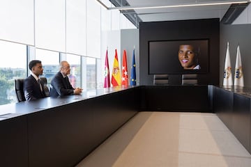 Rodrygo y Florentino, tras firmar el nuevo contrato del jugador.