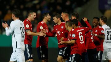 Soccer Football - DFB Cup - SV Roedinghausen v Bayern Munich - Stadion an der Bremer Brucke, Osnabruck, Germany - October 30, 2018 Bayern Munich's Thomas Muller celebrates scoring their second goal with team mates REUTERS/Leon Kuegeler DFL regul