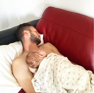 Layún con su hijo mayor, Mateo Layún.