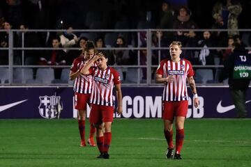 Las jugadoras del Atlético de Madrid muestran su tristeza tras perder con el Barcelona. 
