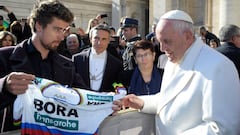 Sagan regala una bicicleta al Papa Francisco en el Vaticano