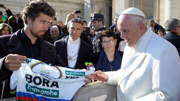 Sagan regala una bicicleta al Papa Francisco en el Vaticano