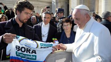 Sagan regala una bicicleta al Papa Francisco en el Vaticano