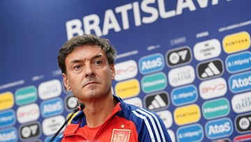 BRATISLAVA, 10/06/2025.- El técnico de la selección española sub21, Santi Denia, durante la rueda de prensa que ha ofrecido hoy martes en el Estadio Nacional de Bratislava previo al encuentro que disputan mañana frente a la selección de Eslovaquía. EFE / RFEF ***SOLO USO EDITORIAL / SOLO USO DISPONIBLE PARA ILUSTRAR LA NOTICIA QUE ACOMPAÑA/ (CRÉDITO OBLIGATORIO)***.