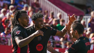 GIRONA (CATALUÑA), 15/09/2024.- El delantero del Barcelona Lamine Yamal (c) celebra tras anotar un gol ante el Girona este domingo, durante el partido de la 5a jornada de LaLiga EA Sports, entre el Girona FC y el FC Barcelona, en el estadio Montilivi de Girona. EFE/ David Borrat