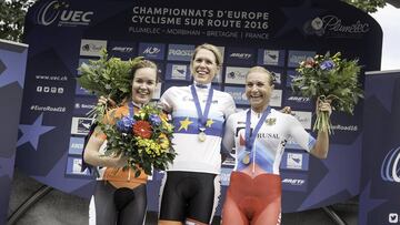 Anna Van der Breggen, Ellen Van Dijk y Olga Zabelinskaya, en el podio de los Campeonatos de Europa de Ciclismo en ruta.