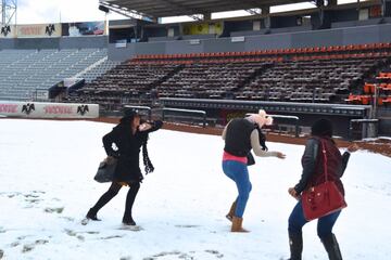 ¡Increible! La nieve cubre un campo de beisbol en México