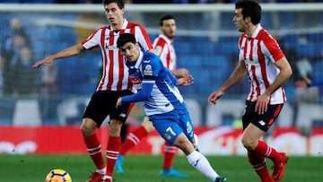 GRAF1945. CORNELLÁ-EL PRAT (BARCELONA) 14/01/2018.- El delantero del Espanyol Gerard Moreno (c) pelea un balón con los jugadores del Athletic Ander Iturraspe (i) e Iñigo Lekue (d) durante el partido de liga correspondiente a la decimo