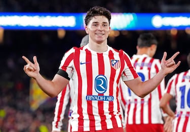 El delantero argentino celebra el tanto.