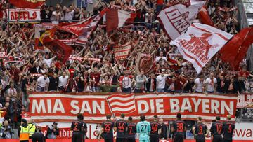Mainz (Germany), 22/04/2023.- Players of Munich react with fans after losing the German Bundesliga soccer match between 1. FSV Mainz 05 and FC Bayern Munich in Mainz, Germany, 22 April 2023. (Alemania) EFE/EPA/RONALD WITTEK ATTENTION: The DFL regulations prohibit any use of photographs as image sequences and/or quasi-video.
