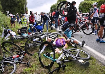 Las ca¨ªdas han sido protagonistas de la primera etapa del Tour de Francia 2021, una de ellas por culpa de una pancarta de una espectadora. El corredor de Jumbo-Visma, Tony Martin, choc¨® con una espectadora que sosten¨ªa un cartel, lo que provoc¨® que numerosos corredores se fueran al suelo. La segunda ca¨ªda fue a 5 km de la meta cuando un corredor se fue al lateral provocando que varios corredores salieran catapultados.