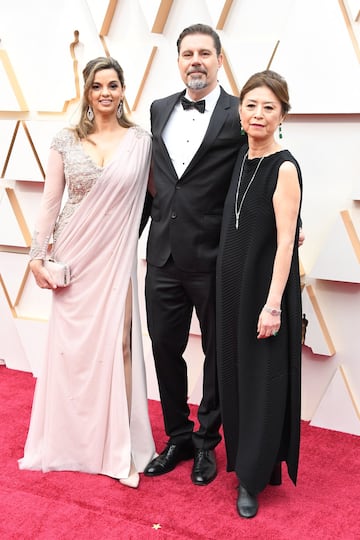 El director español Sergio Pablos, nominado al Oscar a la mejor película de animación por 'Klaus', junto a las productoras del filme, la venezolana Marisa Roman y la japonesa Jinko Gotoh. 