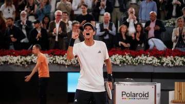 Rafa Jódar celebra su victoria contra Alex de Miñaur en el Madrid Open.