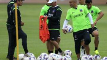 El técnico Héctor Tapia no pasa por un buen momento en la banca de Colo Colo.